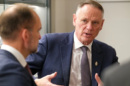 David J. McGuinty, varnarmálaráðherra Kanada, var sérstakur gestur á fundinum.