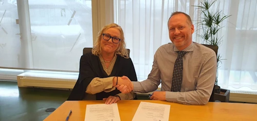 Unnur Helga Óttarsdóttir, formaður Þroskahjálpar, og Guðmundur Ingi Guðbrandsson, félags- og vinnumarkaðsráðherra, undirrita samninginn.