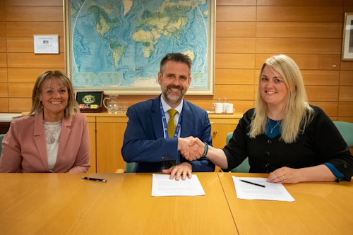 Margrét Lára Friðriksdóttir and Edda Heiðrún Geirsdóttir of Össur with Permanent Secretary of State Martin Eyjólfsson