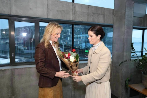 Þorgerður Katrín Gunnarsdóttir tekur við lyklavöldum í utanríkisráðuneytinu úr hendi Þórdísar Kolbrúnar Reykfjörð Gylfadóttur.
