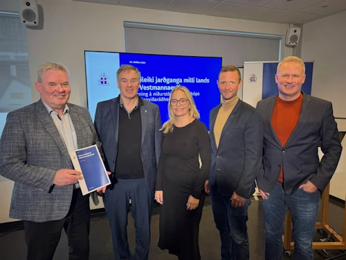 Sigurður Ingi Jóhannsson innviðaráðherra með skýrslu starfshóps um könnun á fýsileika jarðganga milli lands og Vestmannaeyja. Frá vinstri eru Sigurður Ingi, Gylfi, Kristín, Freyr og Björn Ágúst. Á myndina vantar Freystein og Anton Kára.