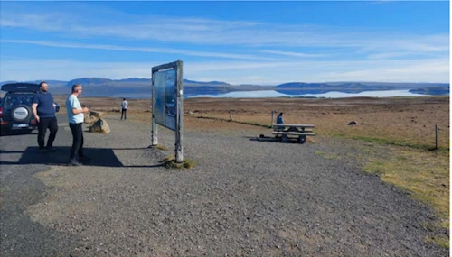 Ferðamenn á áningarstað við Vilborgarkeldu