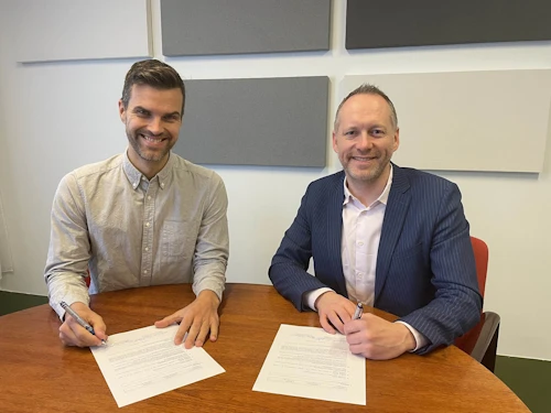 Bjarni Snæbjörnsson, leikari og einn af höfundum sýningarinnar, og Guðmundur Ingi Guðbrandsson. félags- og vinnumarkaðsráðherra.